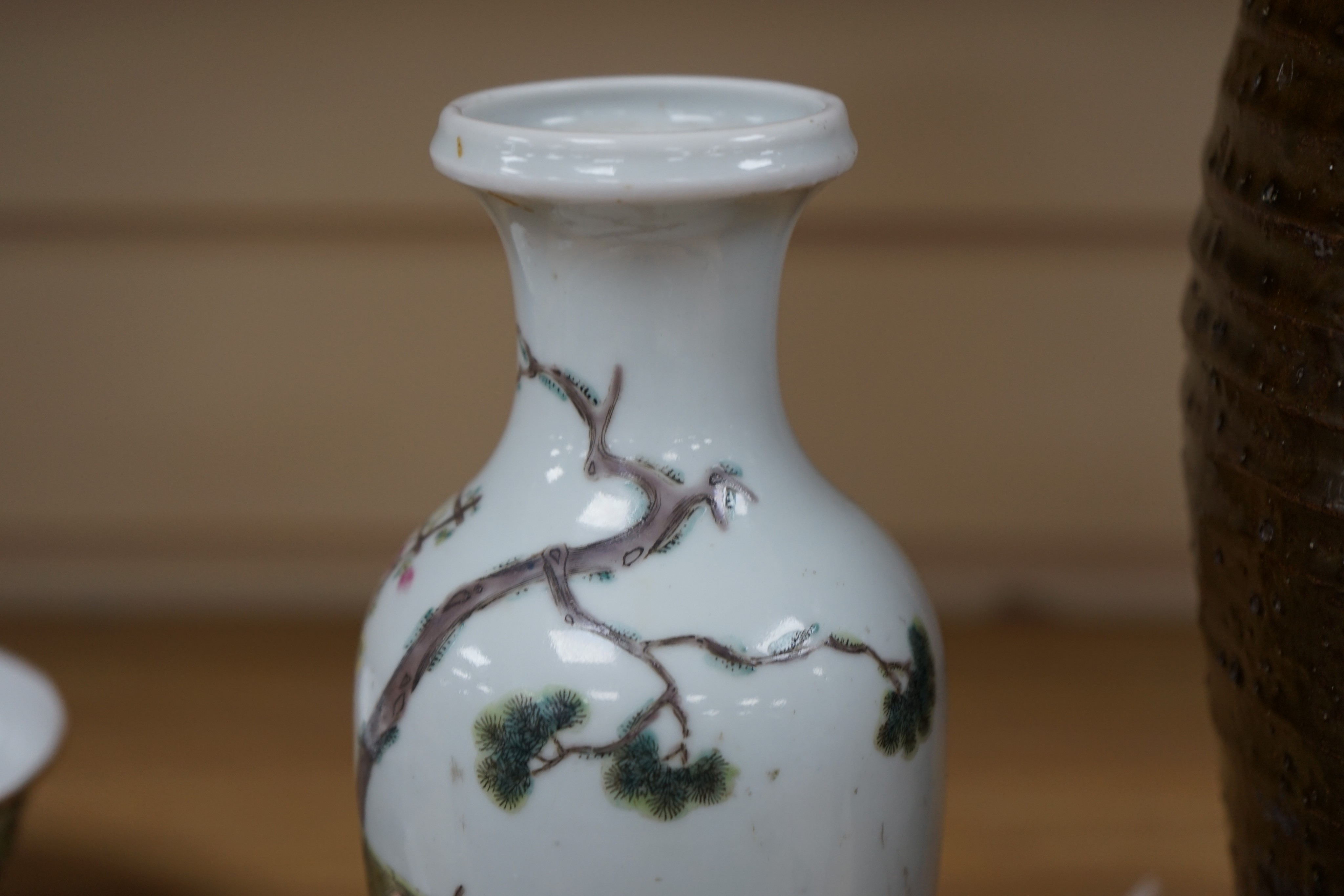 A Chinese famille rose vase, late Qing/ Republic, 20cm